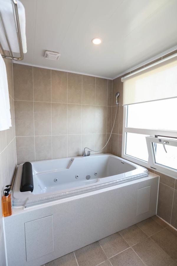Casa De Vivaldi Hotel Seogwipo Bagian luar foto